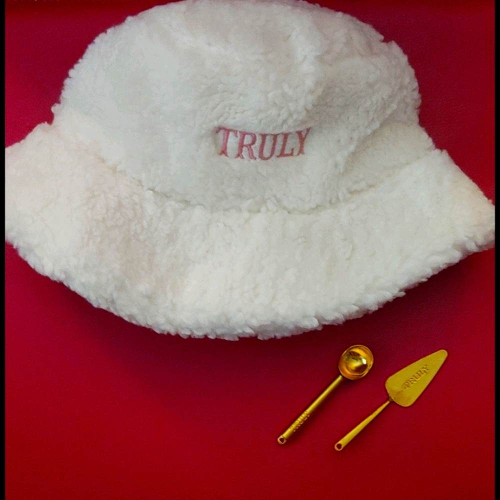 Truly Bucket hat